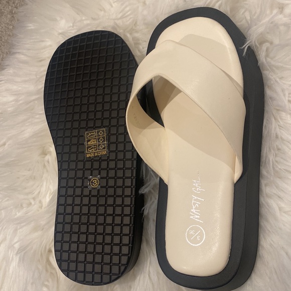 BRAND CREAM NEW FAUX LEATHER THONG FLATFORM SANDAL - Picture 5 of 6